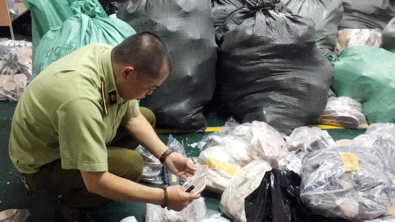 Lực lượng chức năng kiểm tra sản phẩm giả mạo Lực lượng chức năng kiểm tra sản phẩm giả mạo