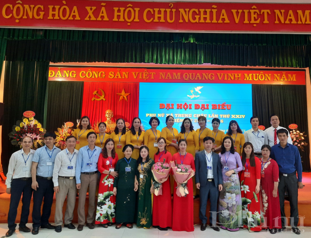 15 đồng ch&iacute; được bầu v&agrave;o BCH nhiệm kỳ mới chụp ảnh lưu niệm c&ugrave;ng c&aacute;c thế hệ c&aacute;n bộ, l&atilde;nh đạo Hội LHPN v&agrave; l&atilde;nh đạo x&atilde;.