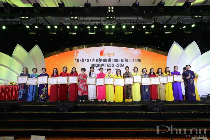 C&aacute;c tập thể, c&aacute; nh&acirc;n Hiệp hội Nữ doanh nh&acirc;n được khen thưởng v&igrave; c&oacute; những th&agrave;nh t&iacute;ch, đ&oacute;ng g&oacute;p t&iacute;ch cực cho hoạt động của Hiệp hội.