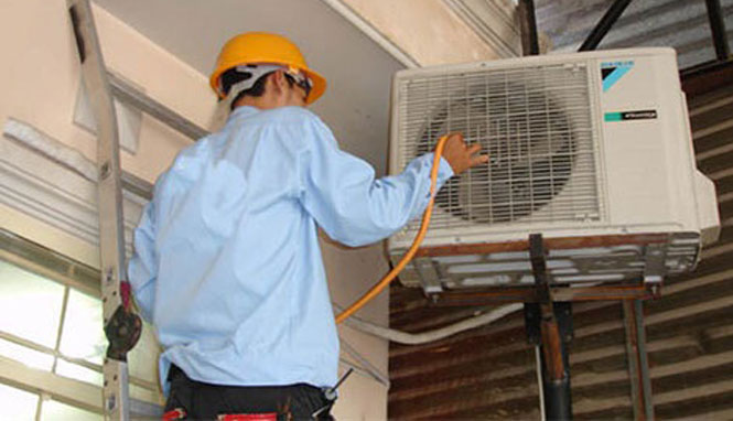 Để bảo đảm an to&agrave;n trong sử dụng v&agrave; giảm tổn thất về điện, người d&acirc;n Thủ đ&ocirc; lưu &yacute; kiểm tra, bảo dưỡng c&aacute;c thiết bị l&agrave;m m&aacute;t. Ảnh minh họa: Nguồn internet