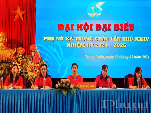 Đo&agrave;n chủ tịch l&agrave;m việc tại Đại hội