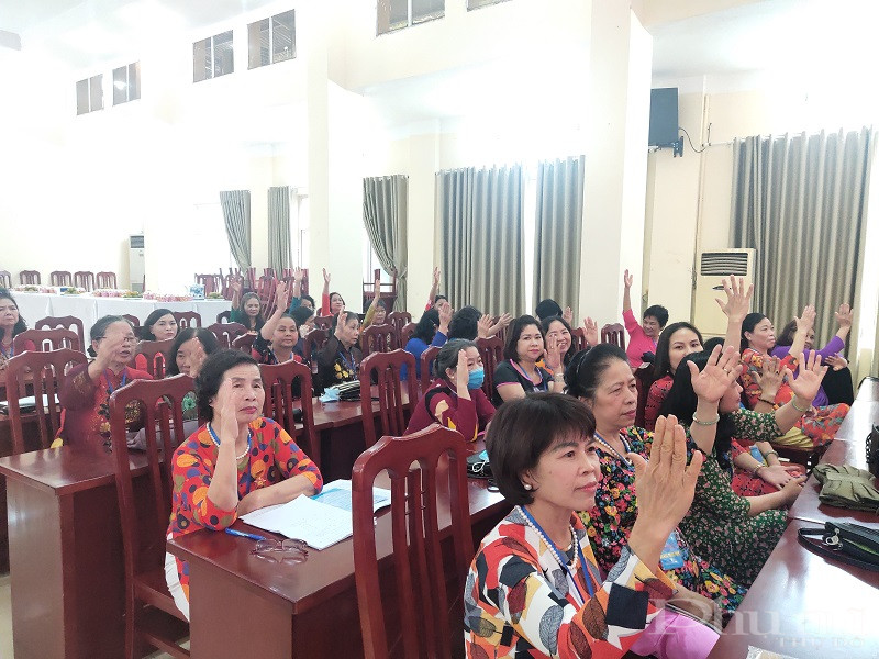 Các đại biểu biểu quyết bầu 15 đồng chí Ủy viên BCH Hội LHPN phường  lần thứ XIII