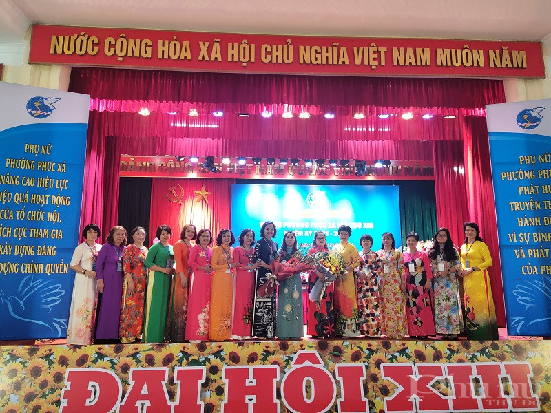 Các đại biểu  lãnh đạo Hội LHPN quận Ba Đình  và  lãnh đạo Đảng ủy phường Phúc Xá tặng hoa chúc mừng Ban Chấp hành Hội LHPN phường  lần thứ XIII, nhiệm kỳ 2021 - 2026