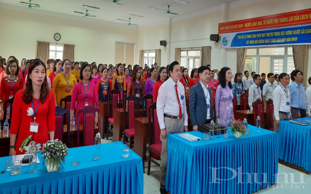 Lễ Ch&agrave;o cờ đầy trang nghi&ecirc;m của c&aacute;c đại biểu tham dự Đại hội.