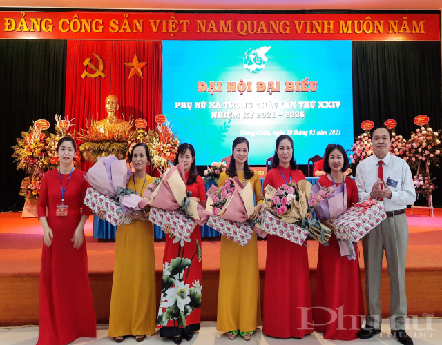 Tặng qu&agrave; lưu niệm c&aacute;c Đại biểu Kho&aacute; XXIII kh&ocirc;ng t&aacute;i cử.