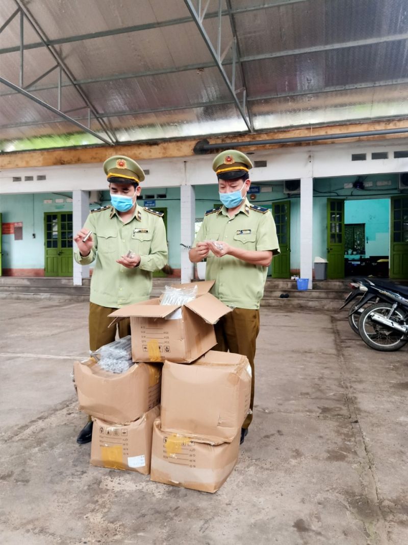 Lực lượng chức năng kiểm tra lô hàng thuốc lá điện tử Lực lượng chức năng kiểm tra lô hàng thuốc lá điện tử