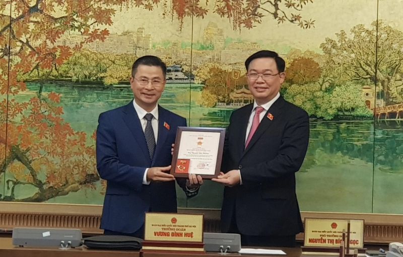 Bí thư Thành ủy Hà Nội Vương Đình Huệ, Trưởng đoàn đại biểu Quốc hội thành phố Hà Nội trao kỷ niệm chương cho đại biểu Nguyễn Phi Thường