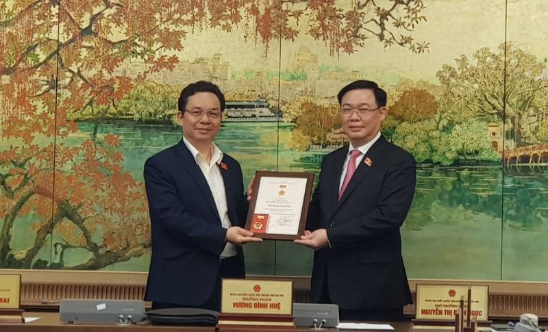 Bí thư Thành ủy Hà Nội Vương Đình Huệ, Trưởng đoàn đại biểu Quốc hội thành phố Hà Nội trao kỷ niệm chương cho đại biểu Hoàng Văn Cường