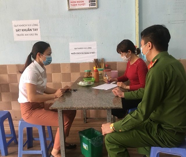 Hội phối hợp với lực lượng c&ocirc;ng an kiểm tra an to&agrave;n vệ sinh thực phẩm tại c&aacute;c nh&agrave; h&agrave;ng tr&ecirc;n địa b&agrave;n