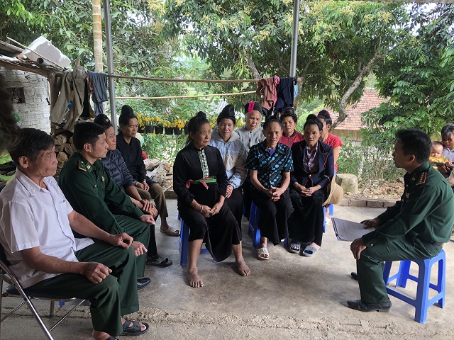 Cán bộ đồn biên phòng Thanh Luông tuyên truyền phòng, chống dịch Covid-19 và công tác bầu cử tại chi bộ bản Hua Pe, xã Thanh Luông