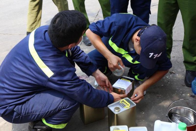 Lấy mẫu xăng để đem đi giám định.