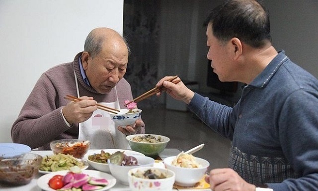 Theo quan niệm truyền thống, chăm sóc cha mẹ trực tiếp hàng ngày mới thể hiện đúng đạo hiếu (ảnh minh họa)