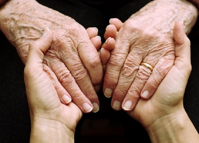 Bày tay thô ráp của mẹ - ảnh 1