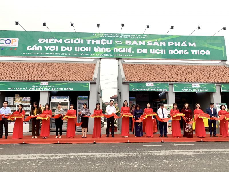 Các đại biểu cắt băng khánh thành, khai trương Điểm giới thiệu, trưng bày và bán sản phẩm OCOP gắn với du lịch làng nghề, du lịch nông thôn tại xã Dương Xá, huyện Gia Lâm