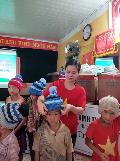 Chị Nguyễn Thị Th&aacute;i vui mừng khi gặp lại c&aacute;c ch&aacute;u b&eacute; đ&atilde; được phẫu thuật tim miễn ph&iacute; tại Bệnh viện Tim H&agrave; nội.