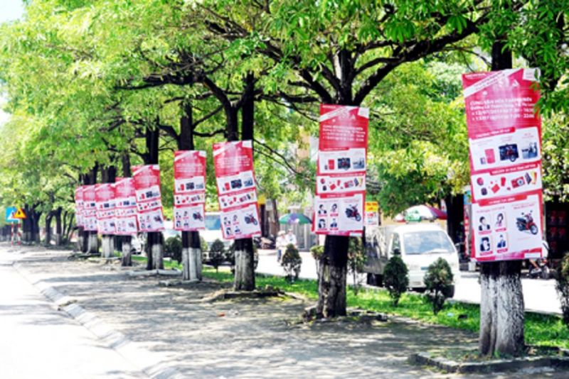 Treo quảng cáo trên cây xanh nơi công cộng bị phạt tới 2 triệu đồng