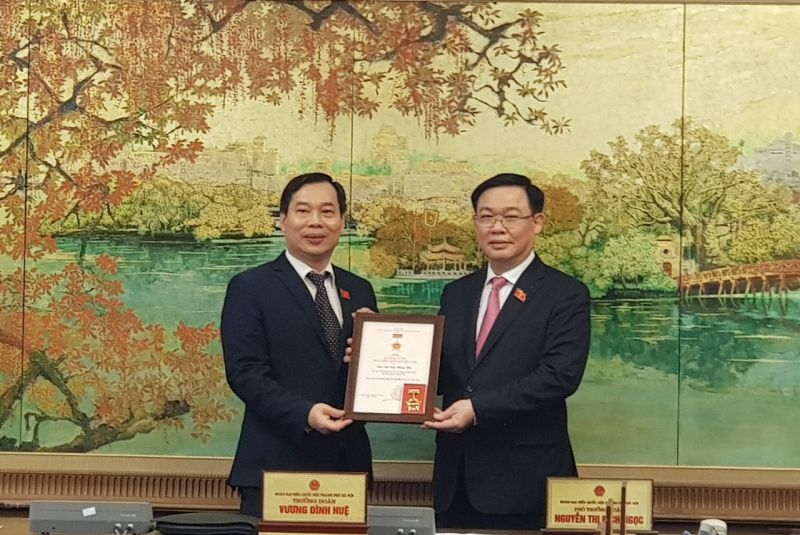 Đại biểu Đỗ Đức Hồng Hà chúc mừng Tân Chủ tịch Quốc hội Vương Đình Huệ