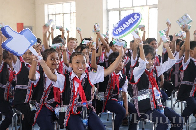 Niềm vui của c&aacute;c em nhỏ khi nhận sữa từ chương tr&igrave;nh Quỹ sữa Vươn Cao Việt Nam v&agrave; Vinamilk.