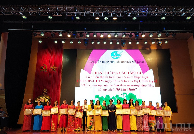 Dịp n&agrave;y, Hội LHPN huyện đ&atilde; biểu dương khen thưởng 36 tập thể c&aacute; nh&acirc;n c&oacute; th&agrave;nh t&iacute;ch xuất sắc trong thực hiện Chỉ thị 05