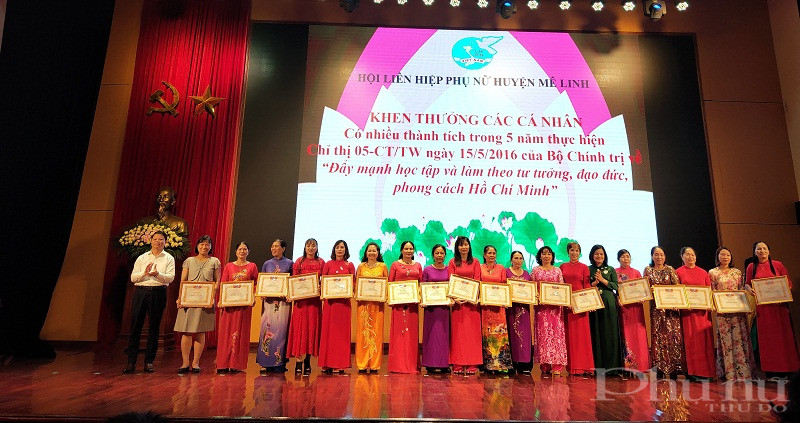 Hội LHPN huyện biểu dương khen thưởng cho c&aacute;c c&aacute; nh&acirc;n c&oacute; th&agrave;nh t&iacute;ch xuất sắc