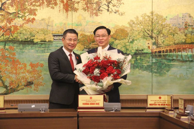 Đại biểu Nguyễn Phi Thường chúc mừng Tân Chủ tịch Quốc hội Vương Đình Huệ