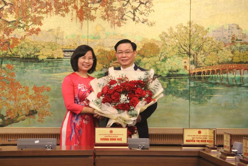 Đại biểu Bùi Huyền Mai chúc mừng Tân Chủ tịch Quốc hội Vương Đình Huệ