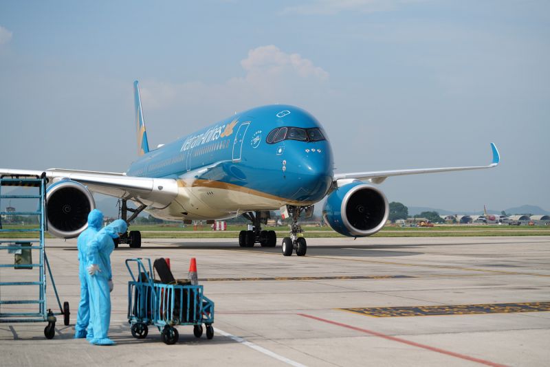Giai đoạn 2 sẽ bắt đầu từ tháng 7/2021, các chuyến bay thường lệ chở khách vào Việt Nam có cách ly sau khi nhập cảnh cho cả công dân Việt Nam và nước ngoài (phải có xét nghiệm âm tính với COVID-19). Ảnh: NIA. Giai đoạn 2 sẽ bắt đầu từ tháng 7/2021, các chuyến bay thường lệ chở khách vào Việt Nam có cách ly sau khi nhập cảnh cho cả công dân Việt Nam và nước ngoài (phải có xét nghiệm âm tính với COVID-19). Ảnh: NIA.