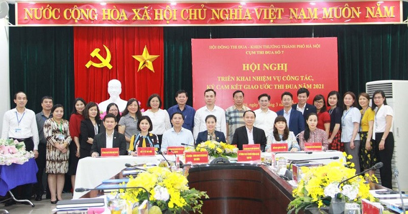 Đại diện các sở ngành trong cụm thi đua số 7 ký kết giao ước thi đua. (Ảnh: Sở TTTT).