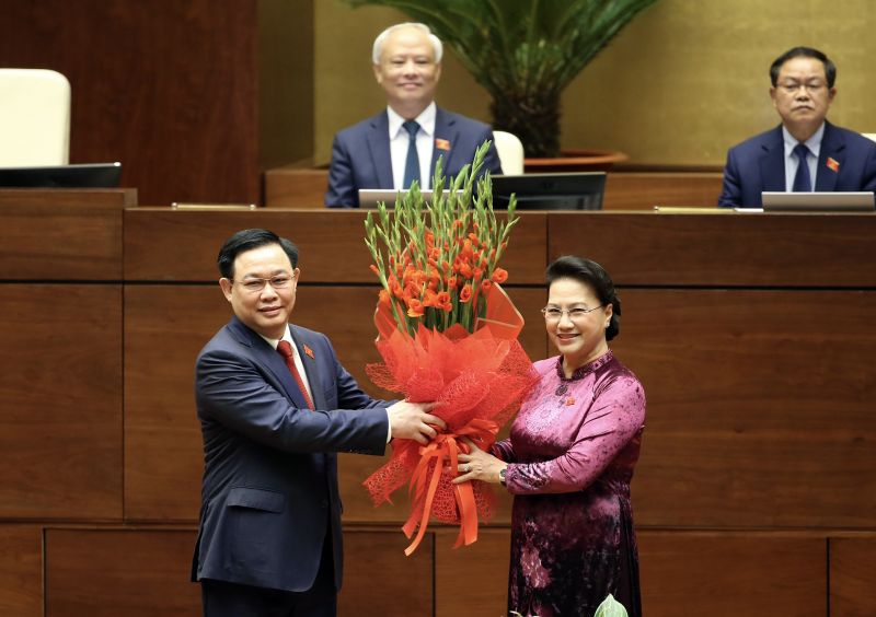 Tân Chủ tịch Quốc hội Vương Đình Huệ tặng hoa cho Chủ tịch tiền nhiệm Nguyễn Thị Kim Ngân Tân Chủ tịch Quốc hội Vương Đình Huệ tặng hoa cho Chủ tịch tiền nhiệm Nguyễn Thị Kim Ngân