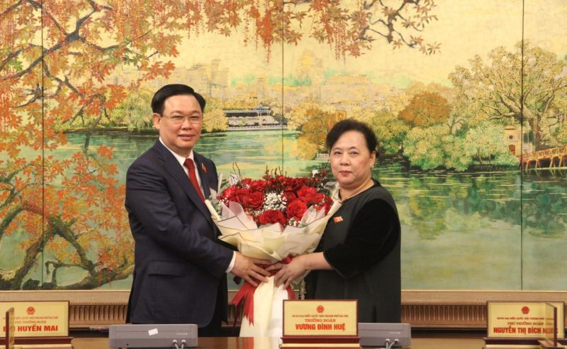 Phó Trưởng đoàn đại biểu Quốc hội thành phố Hà Nội Nguyễn Thị Bích Ngọc chúc mừng Tân Chủ tịch Quốc hội Vương Đình Huệ