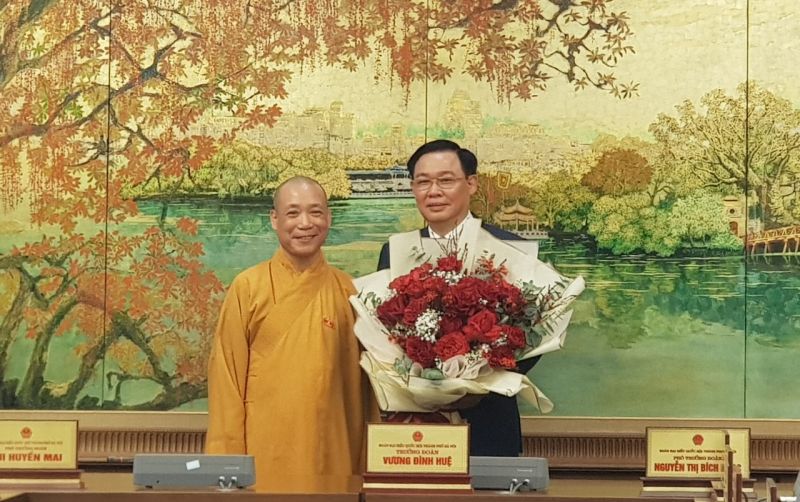 Đại biểu Thích Bảo Nghiêm chúc mừng Tân Chủ tịch Quốc hội Vương Đình Huệ