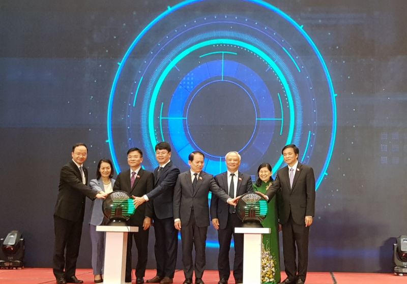 Các đại biểu bấm nút phát động cuộc thi