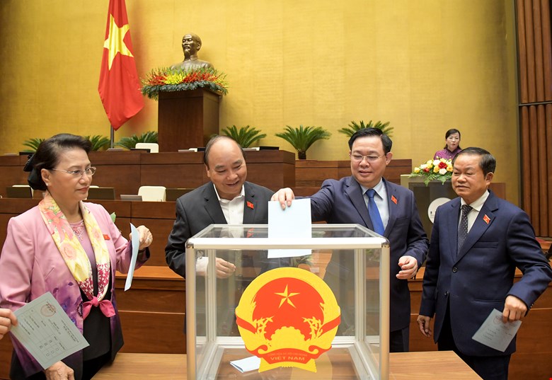 Các đồng chí lãnh đạo, nguyên lãnh đạo Đảng, Nhà nước bỏ phiếu