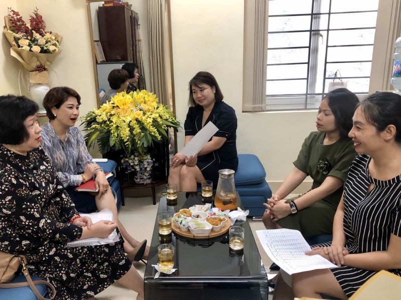 Các đồng chí Lê Quỳnh Trang (trong cùng, bên trái) và Lê Vân Anh (ngoài cùng, bên trái) làm việc với Hội LHPN quận Cầu Giấy Các đồng chí Lê Quỳnh Trang (trong cùng, bên trái) và Lê Vân Anh (ngoài cùng, bên trái) làm việc với Hội LHPN quận Cầu Giấy