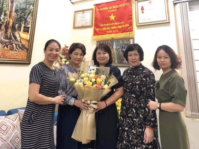 Báo PNTĐ chúc mừng tân Chủ tịch Hội LHPN Cầu Giấy Nguyễn Kim Lê Báo PNTĐ chúc mừng tân Chủ tịch Hội LHPN Cầu Giấy Nguyễn Kim Lê