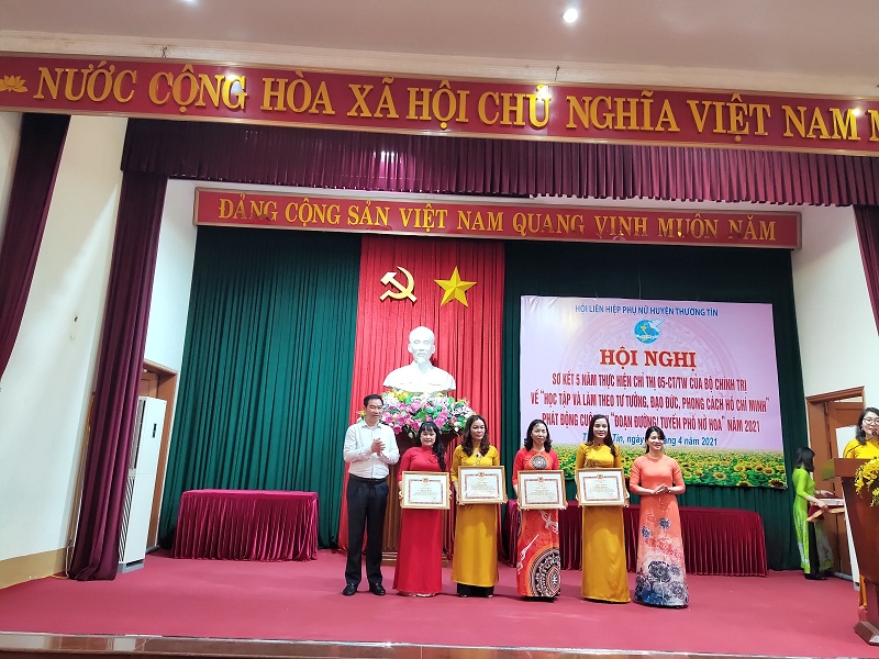 Dịp này Hội LHPN huyện cũng khen thưởng  5 cá nhân có thành tích xuất sắc Dịp này Hội LHPN huyện cũng khen thưởng  5 cá nhân có thành tích xuất sắc