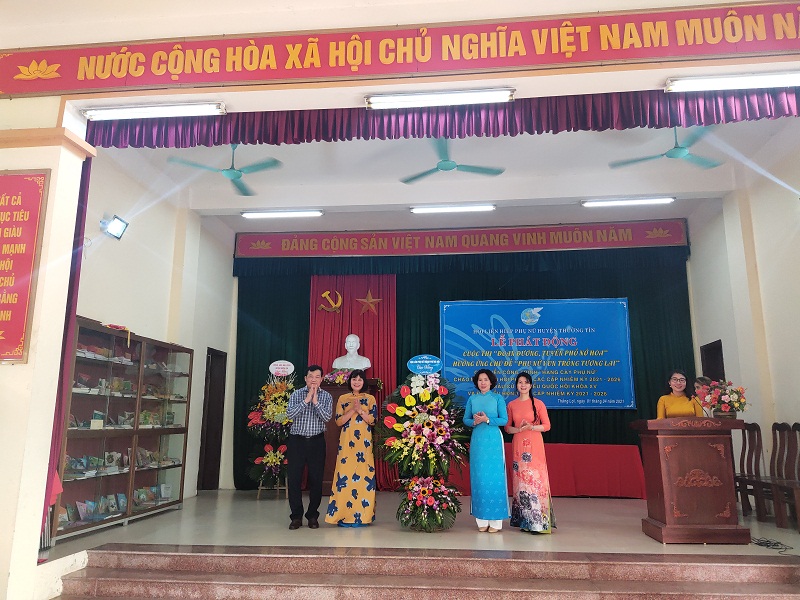 Các đồng chí lãnh đạo Thành Hội và Huyện ủy tặng hoa chúc mừng Các đồng chí lãnh đạo Thành Hội và Huyện ủy tặng hoa chúc mừng