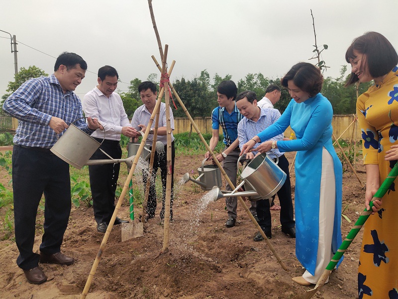Các đại biểu tham gia trồng cây ngay sau lễ phát động Các đại biểu tham gia trồng cây ngay sau lễ phát động