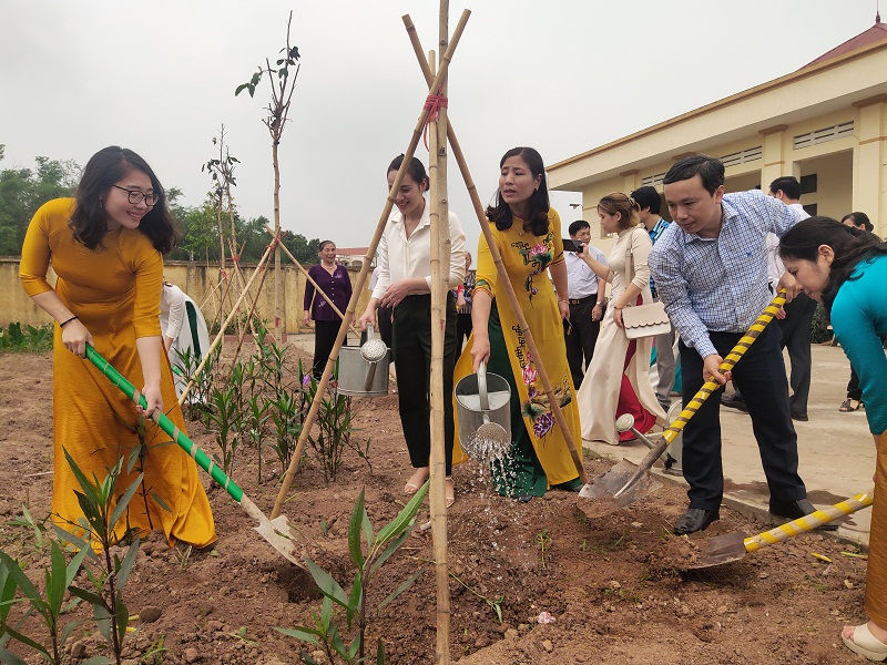 Các đại biểu tham gia trồng cây. Các đại biểu tham gia trồng cây.