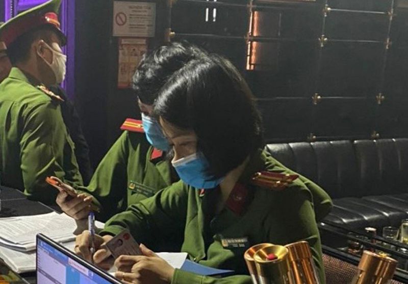 Lực lượng chức năng làm việc tại quán bar. Lực lượng chức năng làm việc tại quán bar.