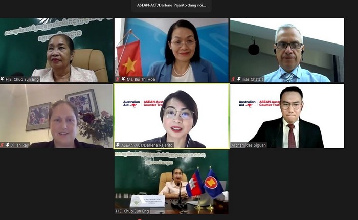 Ba diễn giả tham gia hội thảo (hàng trên cùng): Phó Chủ tịch Hội LHPN Việt Nam Bùi Thị Hòa (giữa), Bà Chuo Bun Eng, Phó chủ tịch thường trực Ủy ban Quốc gia về Phòng chống mua bán người, Cam-pu-chia (trái), Ông Ilias Chatzis, Văn phòng Liên Hiệp Quốc về chống Ma túy và Tội phạm (phải) Ba diễn giả tham gia hội thảo (hàng trên cùng): Phó Chủ tịch Hội LHPN Việt Nam Bùi Thị Hòa (giữa), Bà Chuo Bun Eng, Phó chủ tịch thường trực Ủy ban Quốc gia về Phòng chống mua bán người, Cam-pu-chia (trái), Ông Ilias Chatzis, Văn phòng Liên Hiệp Quốc về chống Ma túy và Tội phạm (phải)