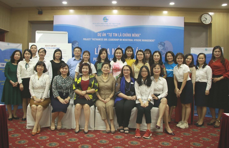 Các đại biểu chụp ảnh lưu niệm tại Lễ ra mắt