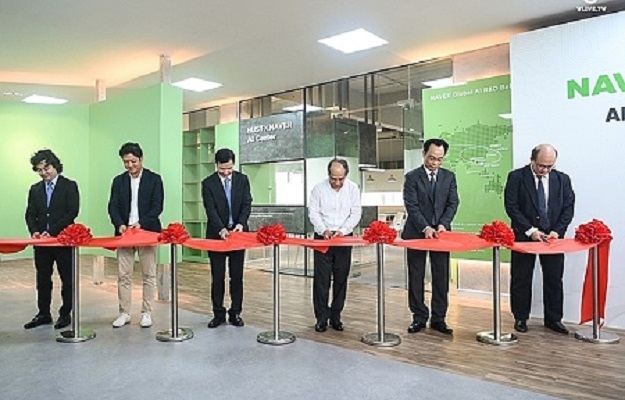 Các đại biểu cắt băng khánh thành - Ảnh: VnExpress Các đại biểu cắt băng khánh thành - Ảnh: VnExpress