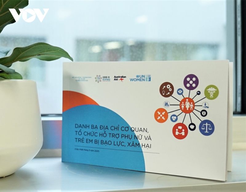 Cuốn Danh bạ địa chỉ cơ quan, tổ chức hỗ trợ phụ nữ, trẻ em bị bạo lực.