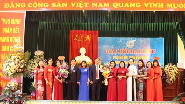 Các đại biểu tặng hoa chúc mừng BCH  Hội LHPN Thị trấn Phú Minh nhiệm kỳ 2021- 2026 Các đại biểu tặng hoa chúc mừng BCH  Hội LHPN Thị trấn Phú Minh nhiệm kỳ 2021- 2026