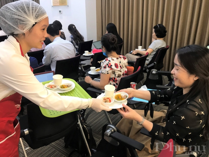 Các đại biểu trải nghiệm các món ăn trong bữa phụ buổi sáng do đầu bếp công ty Ajinomoto chế biến.