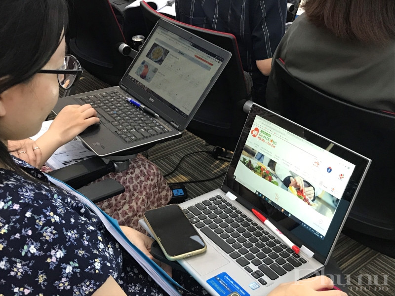 Các cán bộ y tế trải nghiệm các chức năng phần mềm Xây dựng thự đơn cân bằng dinh dưỡng.