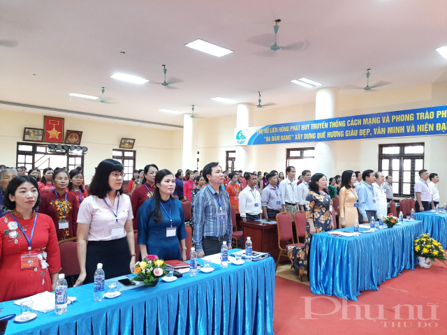 Các đại biểu làm lễ chào cờ trước khi  khai mạc Đại hội.