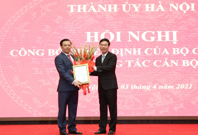 Thường trực Ban Bí thư Võ Văn Thưởng trao quyết định của Bộ Chính trị phân công đồng chí Đinh Tiến Dũng làm Bí thư Thành ủy Hà Nội