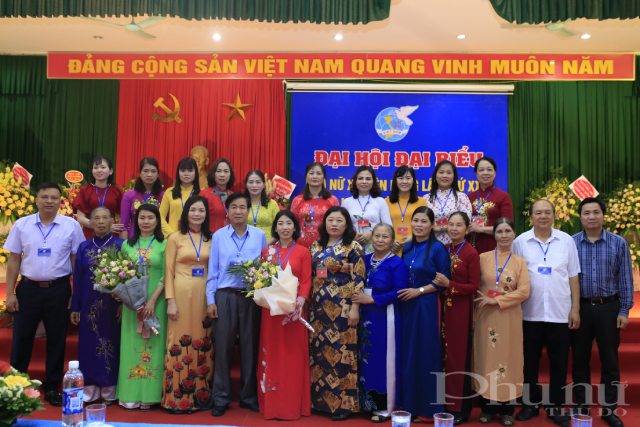 Các thế hệ lãnh đạo Hội LHPN cùng các đồng chí lãnh đạo Đảng uỷ chụp ảnh lưu niệm.